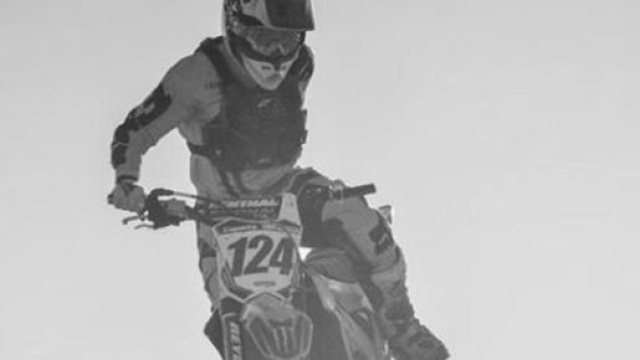 Argentina: pilota di motocross corre senza un braccio, muore in un incidente.