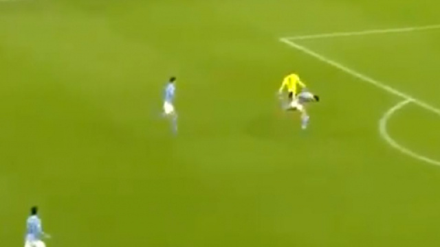 Erling Haaland à la lutte avec Ruben Dias ce mardi soir en Ligue des champions. (capture)