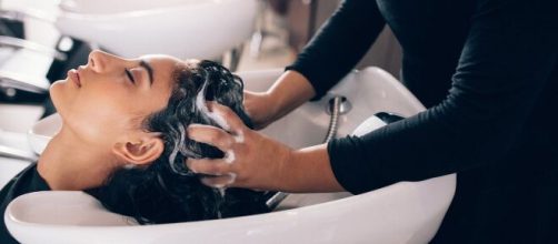 Ogni quanto lavare i capelli: cosa dicono gli esperti e miti da sfatare sulla chioma.