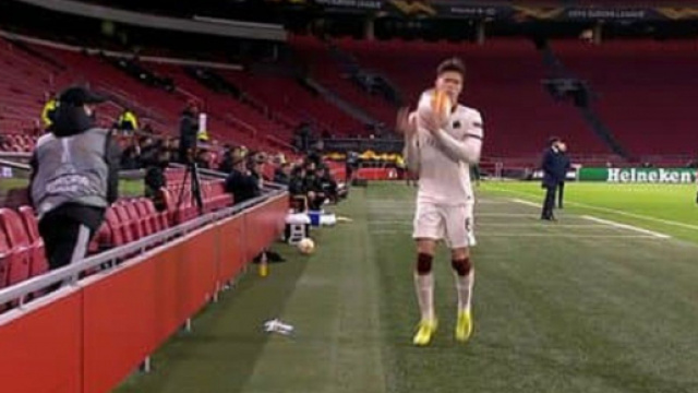 Ajax - Roma : Un ramasseur de balle lance un missile sur Calafiori (Credit : capture d'&eacute;cran RMC Sport)