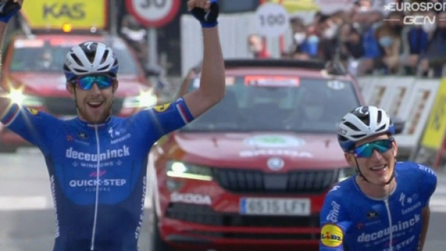 Josef Cerny e Mikkel Frolich Honor&eacute; al traguardo della quinta tappa del Giro dei Paesi Baschi.