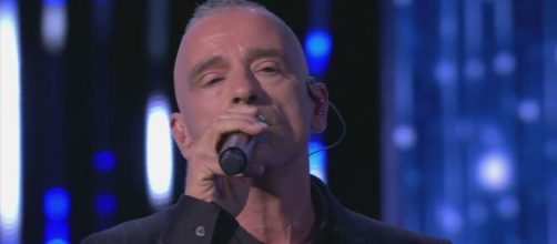 Felicissima sera, Eros Ramazzotti gaffe sull'ex moglie Hunziker: 'A letto non rideva'.