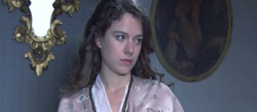 Una Vita, trame spagnole: Genoveva interrogata sull'omicidio di Ursula e Marcia.