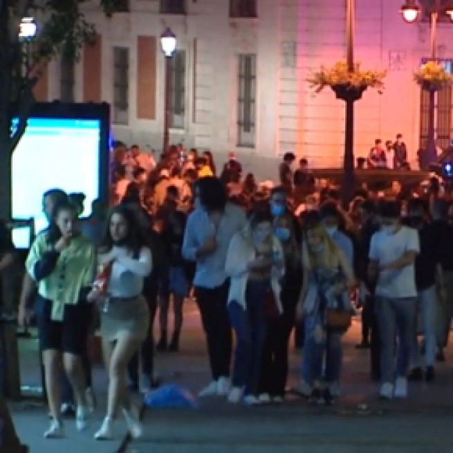 Muchos vecinos intentaron espantar a las personas reunidas arrojándoles agua desde los balcones.(Captura de pantalla de Telecinco)
