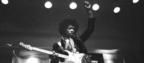 Jimi Hendrix, um dos guitarristas mais influentes da história e grande propulsor do rock psicodélico (Wikimedia Commons)
