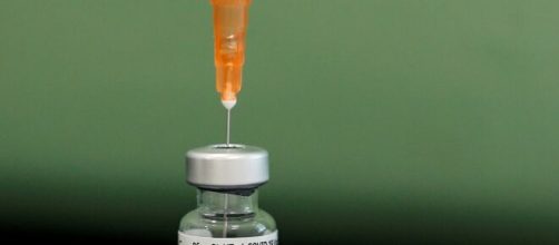Jovem italiana recebe seis vezes a dose da vacina da Pfizer (Divulgação)