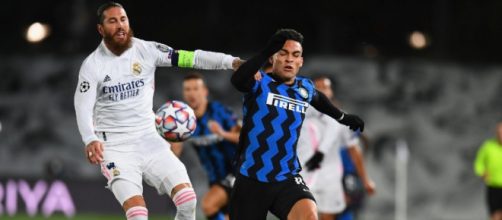 Lautaro Martinez e Sergio Ramos in un'azione di gioco