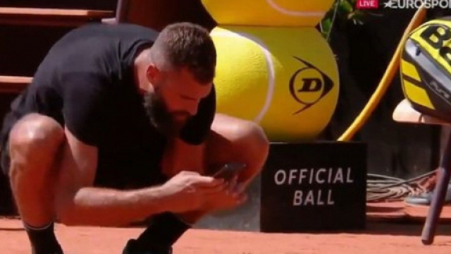 Benoît Paire craque encore et prend en photo une marque litigieuse (Source : Eurosport France - video capture)