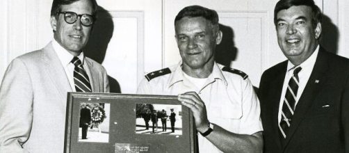 Du Pont (left) with U.S. Army Major General Joseph Lank and State Representative B. Bradford Barnes (Image source: U.S. Army/Wikimedia Commons)