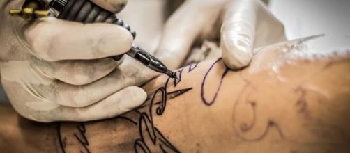 Imagen de un tatuador realizando un tatuaje en el brazo de otro (Imagen: Pixabay)