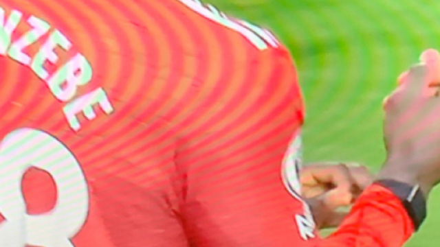 Axel Tuanzebe joue face &agrave; Leicester avec son Apple Watch (Twitter officiel Actu foot et capture ESPN)