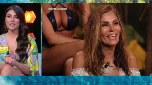 Isola dei Famosi, Salemi contro Awed: 'Mia madre è pesante, ma il rispetto è alla base'.