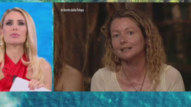 Isola dei Famosi, Vera Gemma contro Angela Melillo : 'Mi hai dato solo colpi alle spalle'.