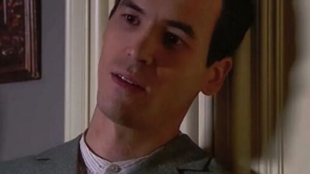 Una vita, trame Spagna: Santiago pugnalato all'addome da un sicario di Genoveva.