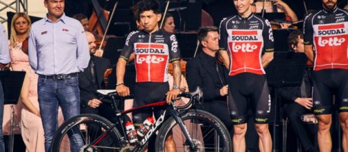 Caleb Ewan con la bici Ridley alla presentazione del Giro d'Italia.