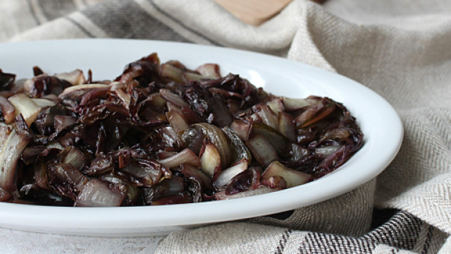 Ricetta radicchio in padella, un contorno genuino e gustoso.