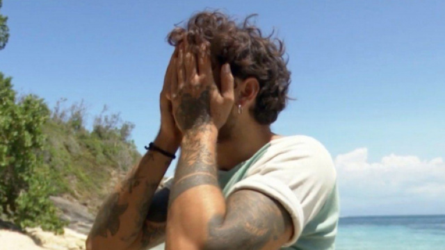 Isola dei Famosi, Andrea Cerioli disperato per l'unione dei gruppi: 'Un pugno nei reni'.