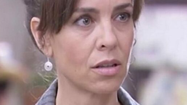 Una vita, trame Spagna: Felicia apprende della tresca tra sua figlia Camino e Maite.