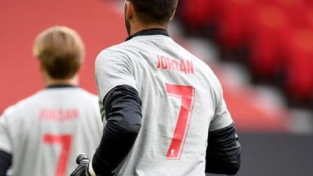 Le maglie indossate dai giocatori del Liverpool per ricordare il piccolo Jordan.