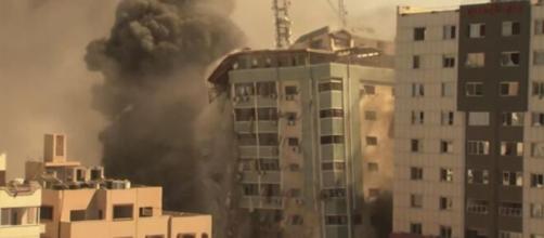 Bombardeio destrói prédio em Gaza (Arquivo Blasting News)
