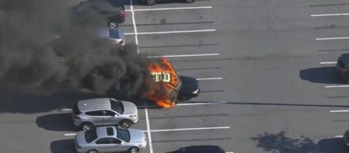 Carro pega fogo após homem usar álcool em gel e acender cigarro (Arquivo Blasting News)
