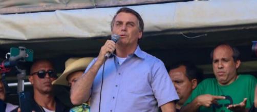 Presidente Jair Bolsonaro se pronunciando durante ato de apoiadores neste sábado (15). (Arquivo Blasting News)