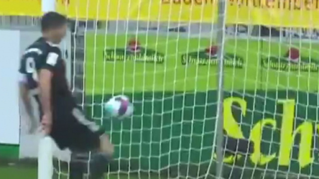 Fribourg - Bayern Munich : L’incroyable raté de Lewandowski (Source : BeIN Sport - capture)