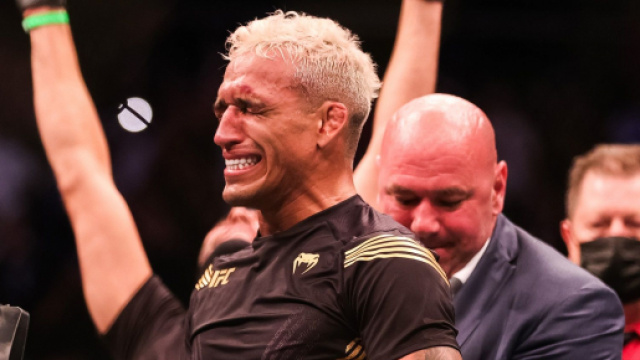 UFC: Oliveira &egrave; il nuovo campione dei leggeri, battuto Chandler per TKO.