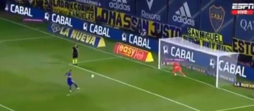Boca Juniors - River Plate : L’incroyable panenka ratée d’Edwin Cardona (Source : vidéo ESPN - capture)