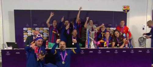 Les Barcelonaises débarquent en conférence de presse pour célébrer le titre en Ligue des champions (Source : Twitter FC Barcelona - capture)