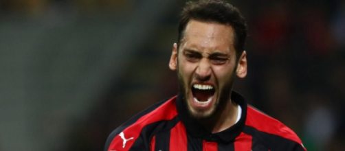 Hakan Calhanoglu potrebbe trasferirsi alla Juventus.