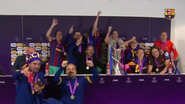 Les Barcelonaises d&eacute;barquent en conf&eacute;rence de presse pour c&eacute;l&eacute;brer le titre en Ligue des champions (Source : Twitter FC Barcelona - capture)