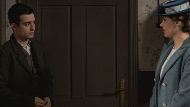 Una vita, trame Spagna: Cinta scopre che Julio è suo fratello grazie a Emilio.