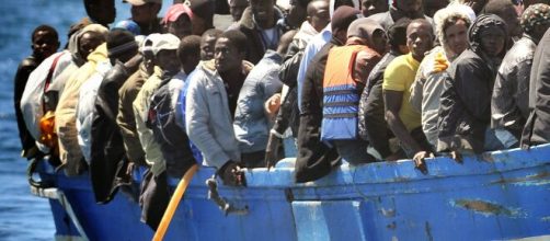 Spagna, sei mila migranti arrivano nell'enclave di Ceuta dal Marocco, molti sono minori.