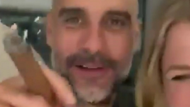 Cigare et musique à fond, Pep Guardiola fête le titre de Manchester City (Source : capture RMC et BeersnBlues Twitter)