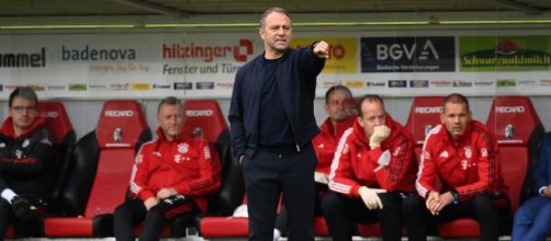 Hansi Flick dirigiendo un partido del Bayern de Múnich (FOTO: @FCBayern)