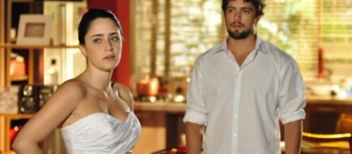 Rodrigo vê Ana vestida de noiva em 'A Vida da Gente'. (Reprodução/TV Globo)