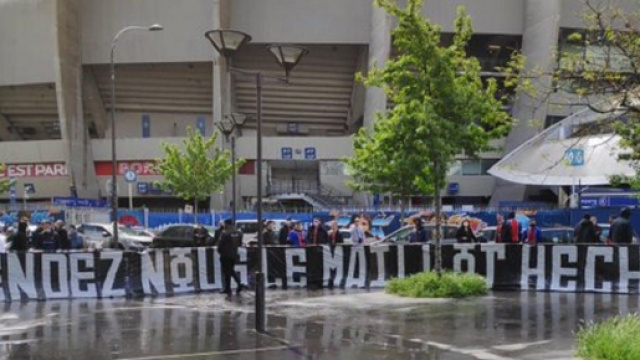 Le CUP manifeste contre le nouveau maillot du PSG (Photo : Collectif Ultra Paris via Twitter : @Co_Ultras_Paris)