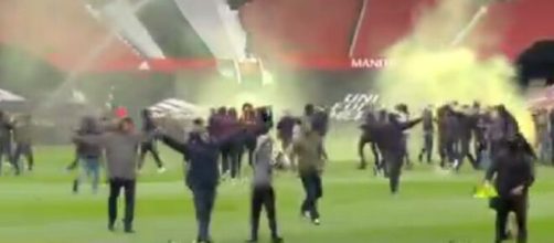 Manchester United : Les fans envahissent le stade avant le choc contre Liverpool (Source : Twitter officiel Sky News - capture)