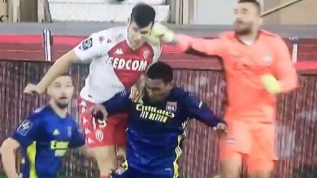 Anthony Lopes aura coûté un penalty à son équipe après une sortie polémique. (Crédit vidéo Canal+)