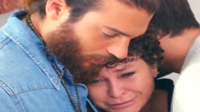 DayDreamer, puntate turche: Emre e Can si danno un lungo abbraccio con Huma, lei poi parte.