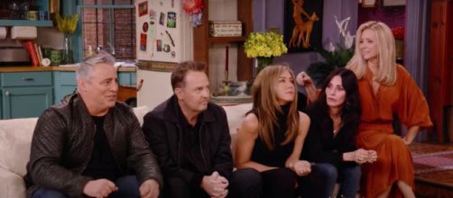 Friends The Reunion: pubblicato il trailer ufficiale e le prime foto inedite degli attori sul set.