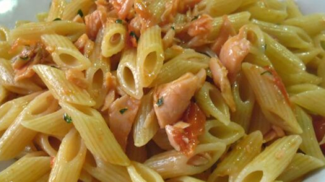 pasta fredda con salmone e pomodori