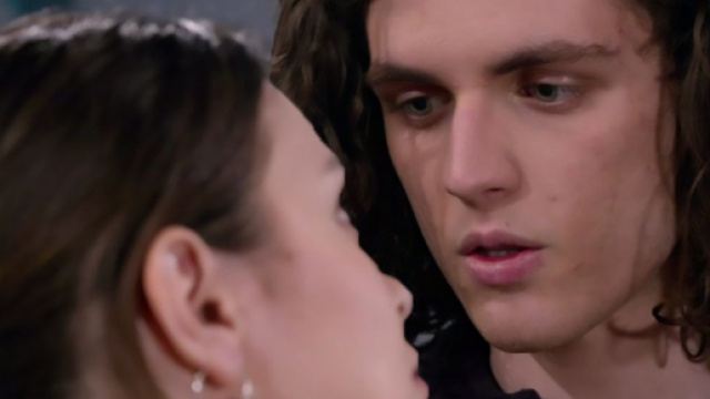 Un posto al sole: Speranza Altieri (Mariasole Di Maio) e Vittorio Del Bue (Alessandro Amato D'Auria) vicini a baciarsi.