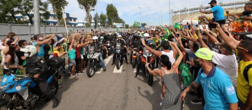 Bolsonaro gera aglomeração no Rio (Clauber Cleber Caetano/PR)