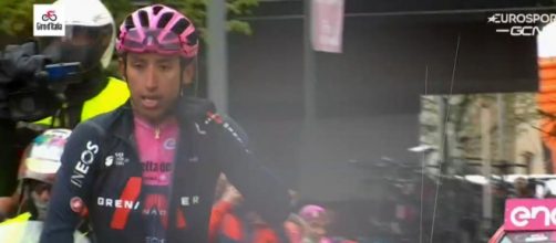 Egan Bernal all'arrivo della sedicesima tappa del Giro d'Italia a Cortina.