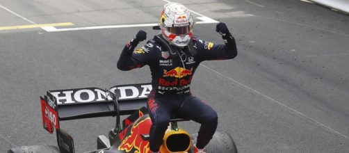 Max Verstappen festeggia la vittoria di Montecarlo con la Red Bull.