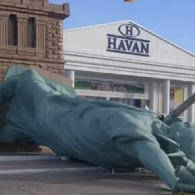 Vento forte derruba estátua da Liberdade de loja da Havan no RS (Reprodução/Twitter)