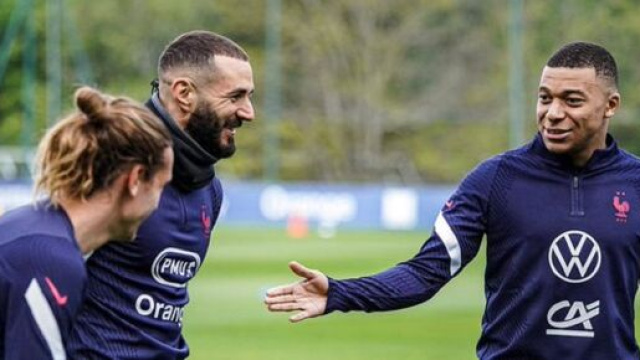 Le retour de Karim Benzema en Équipe de France nous offre un trio d’attaque incroyable. (Photo : Twitter @Équipe de France de football)