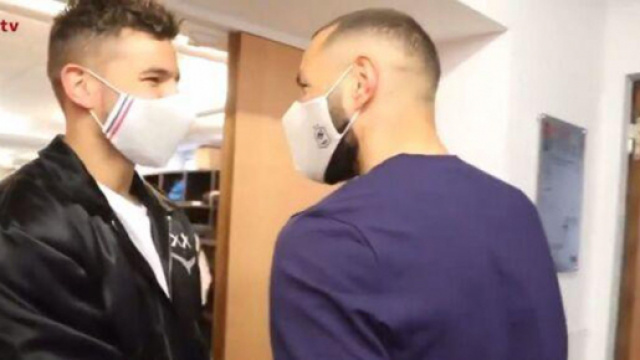La rencontre entre Lucas Hernandez et Karim Benzema - Crédit Photo: capture vidéo FFF TV